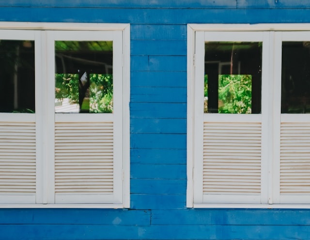 Vinyl vs. Wood Retrofit Windows: What Long Beach Students Should Know Before Upgrading Off-Campus Housing